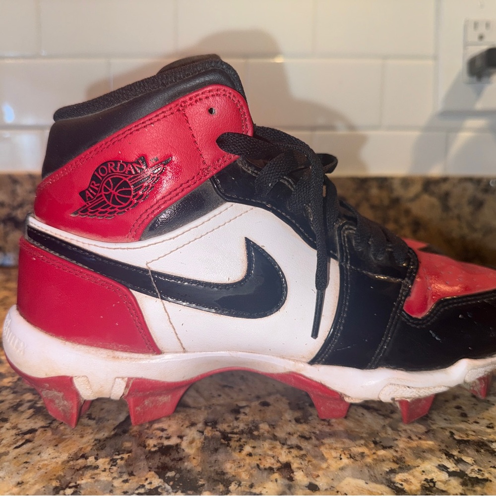 Jordan Kids Red Black White Baseball Cleated Sneakers Size 6 Big Kid